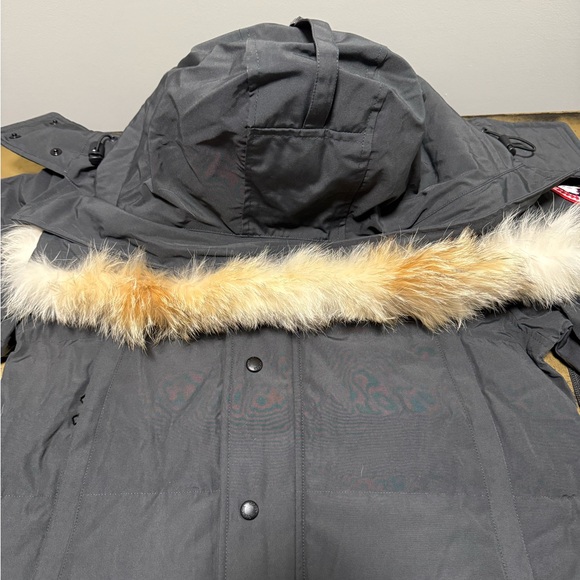 Canada Goose Wyndham Parka - Picture 3 of 6